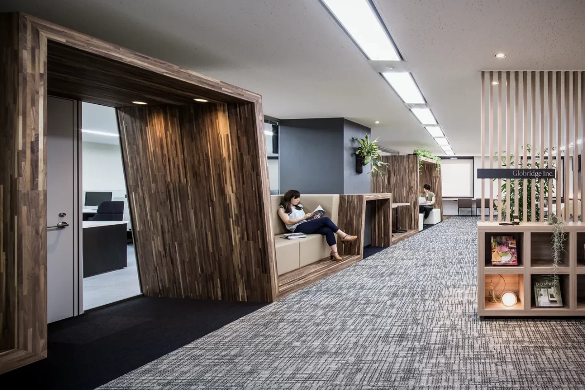 作品写真：Globridge Akasaka Office｜帯家具で仕切られた空間