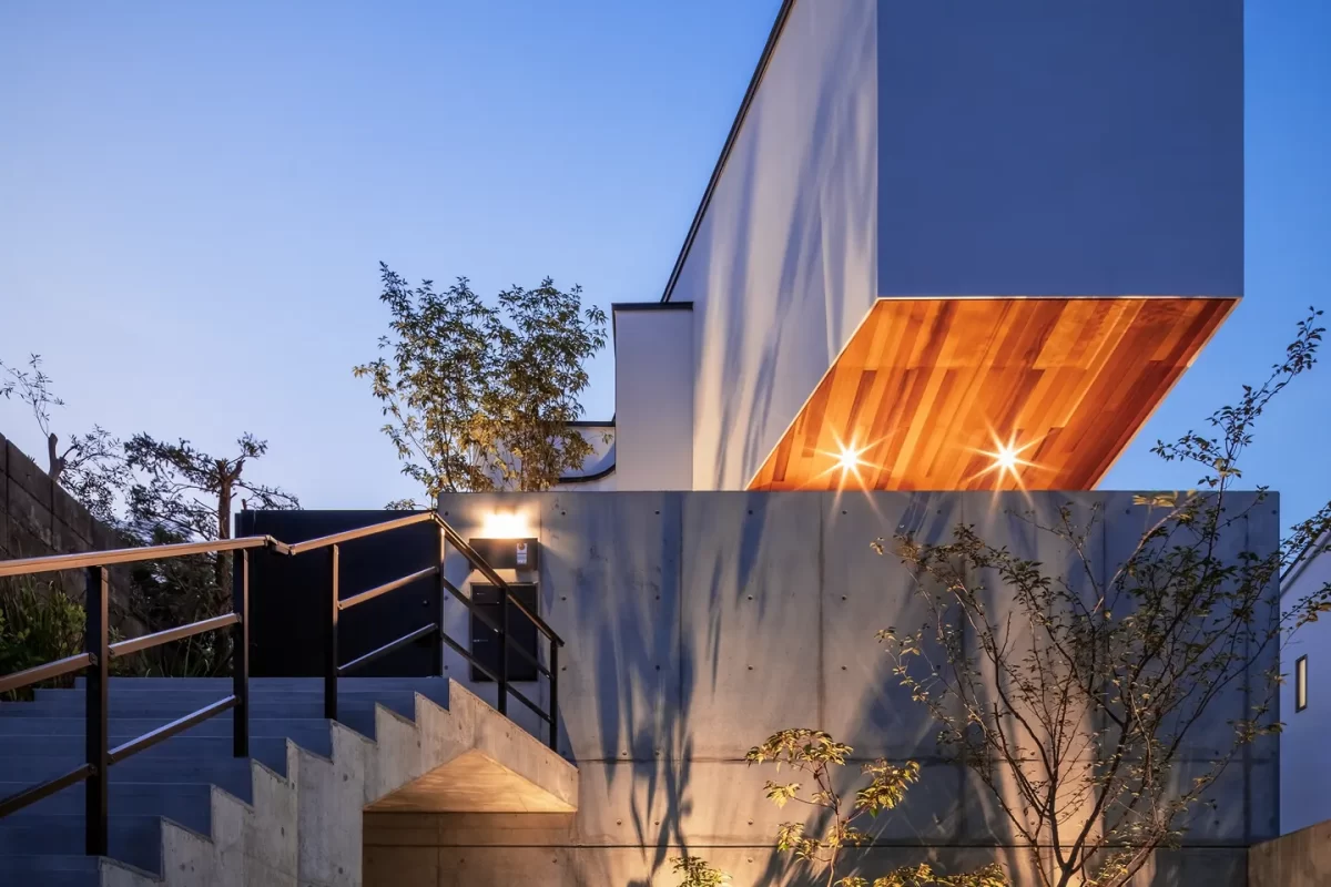 作品写真：六甲・フロントヤードの家｜〈家族の空間〉を広げる前庭